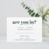 Grappige Trouw-RSVP | 70s-typografie Aankondiging (Staand voorkant)