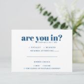 Grappige Trouw-RSVP | 70s-typografie Aankondiging (Staand voorkant)