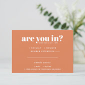 Grappige Trouw-RSVP | 70s-typografie Aankondiging (Staand voorkant)