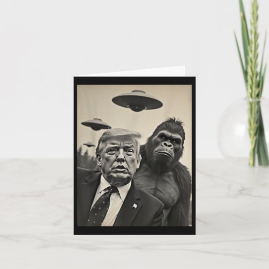 Grappige Trump Bigfoot-selfie met UFO's Weird Alie Kaart (Voorkant)