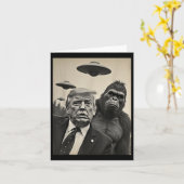 Grappige Trump Bigfoot-selfie met UFO's Weird Alie Kaart (Gele Bloem)