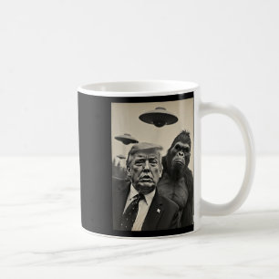 Grappige Trump Bigfoot-selfie met UFO's Weird Alie Koffiemok