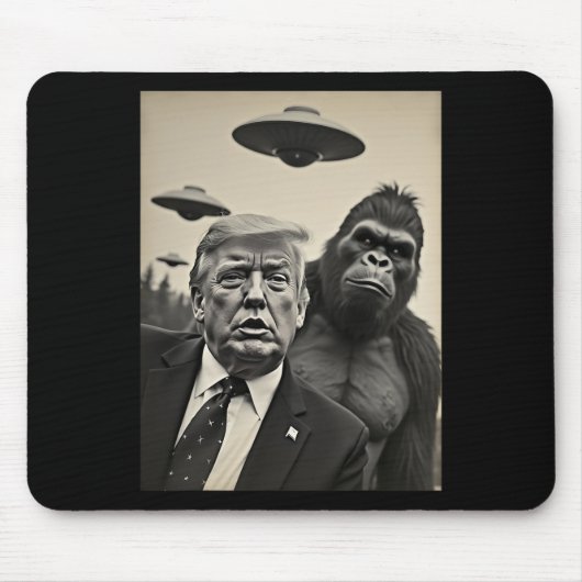 Grappige Trump Bigfoot-selfie met UFO's Weird Alie Muismat (Voorkant)