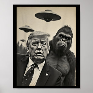 Grappige Trump Bigfoot-selfie met UFO's Weird Alie Poster