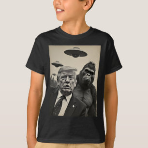 Grappige Trump Bigfoot-selfie met UFO's Weird Alie T-shirt