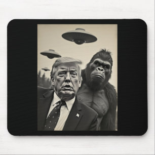 Grappige Trump Bigfoot Selfie Met Ufos Weird Alien Muismat