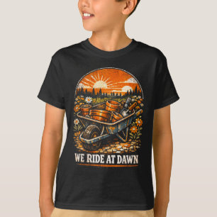 Grappige tuinieren kruiwagenrit bij het ochtendglo t-shirt