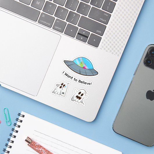 Grappige UFO Alien die Geest ontvoert Sticker (Laptop met iPhone)