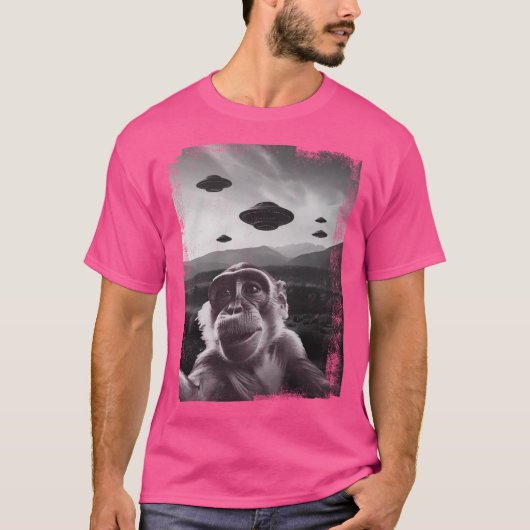 Grappige UFO Monkey Selfie met UFO Alien Monkey Fu T-shirt (Voorkant)