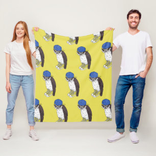 Grappige uil met sneakers op een gele achtergrond fleece deken