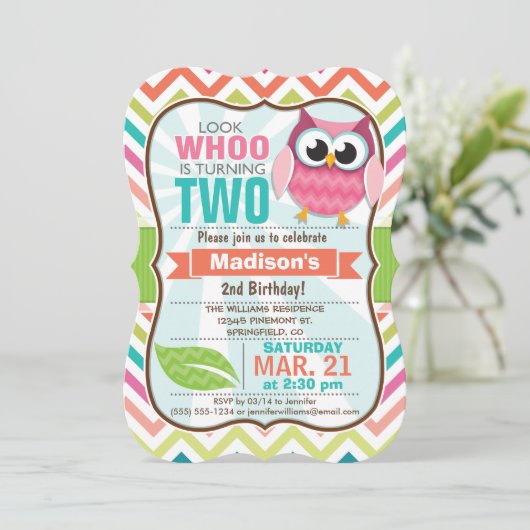 Grappige uil op Schattigee Chevron Pattern verjaar Kaart (Staand voorkant)