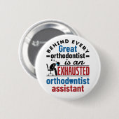 Grappige uitgeputte orthodontist assistent ronde button 5,7 cm (Voorkant /achterkant)