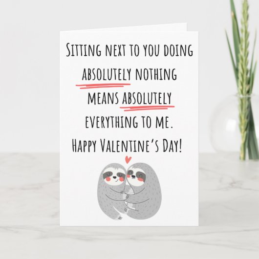 Grappige Valentijn zittend naast je gevouwen Kaart (Voorkant)