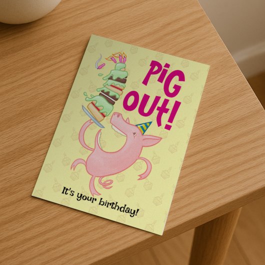 Grappige varken dat verjaardagstaart eet Varkensfe Briefkaart