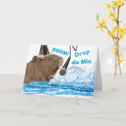 Grappige verjaardag Capybara laat de microfoon val Kaart (Gele Bloem)
