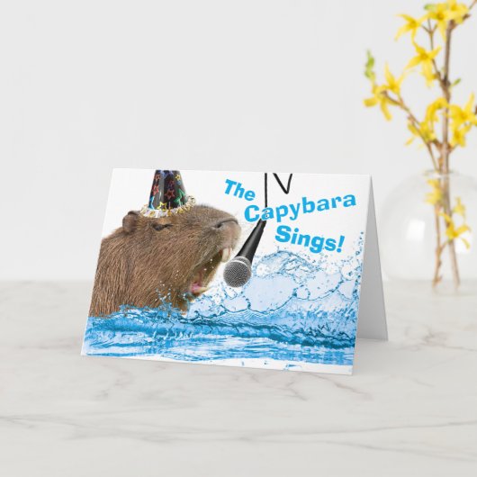 Grappige verjaardag Happy Capybara Zingt Kaart (Gele Bloem)