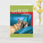 Grappige verjaardag, hond slaapt op de bank met pa kaart (Gele Bloem)