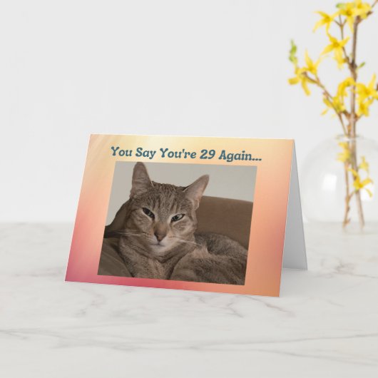 Grappige verjaardag Kaart met Skeptical Cat (Gele Bloem)