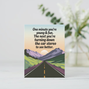 Grappige verjaardag wordt oud draaien van de auto briefkaart