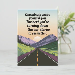 Grappige verjaardag wordt oud draaien van de auto kaart