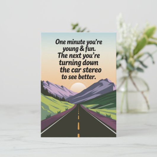 Grappige verjaardag wordt oud draaien van de auto kaart (Staand voorkant)