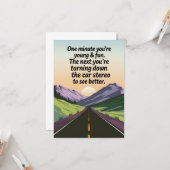 Grappige verjaardag wordt oud draaien van de auto kaart (Voorkant / Achterkant in situ)