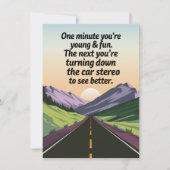 Grappige verjaardag wordt oud draaien van de auto kaart (Voorkant)