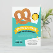 Grappige verjaardags pretzel-feest uitnodiging (Staand voorkant)