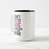 Grappige verjaardagsklok Ik weet niet hoe ik me mo Tweekleurige Koffiemok (Voorkant links)