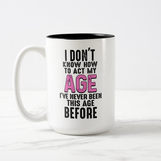 Grappige verjaardagsklok Ik weet niet hoe ik me mo Tweekleurige Koffiemok (Links)