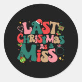 Grappige verloofde kerst mijn laatste kerst als mi ronde sticker (Voorkant)