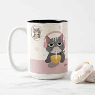 Grappige Vermoeide Kat in Koptelefoon Drinkt Sinaa Tweekleurige Koffiemok