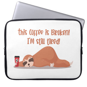 Grappige vermoeide luiaard Deze koffie is kapot Ik Laptop Sleeve
