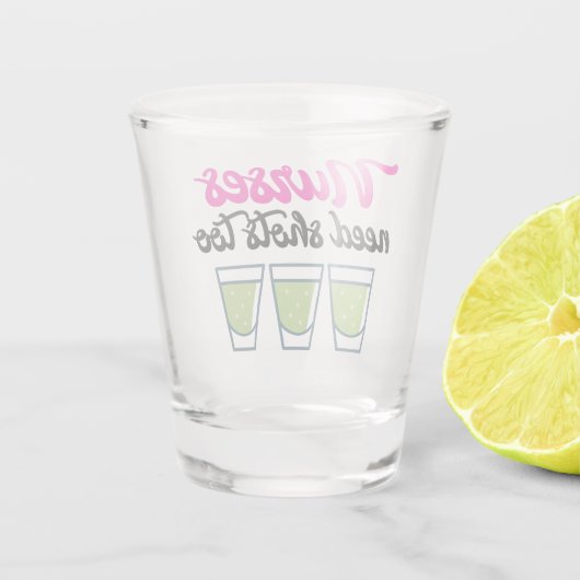 Grappige Verpleegkundigen hebben schoten nodig om  Shot Glas (Achterkant)