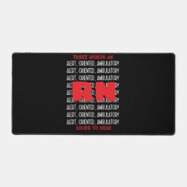 Grappige verpleegster houdt van-alert, georiënteer bureaumat