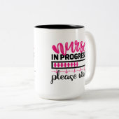 Grappige verpleegster in uitvoering werk tweekleurige koffiemok (Voorkant rechts)