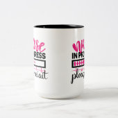 Grappige verpleegster in uitvoering werk tweekleurige koffiemok (Center)