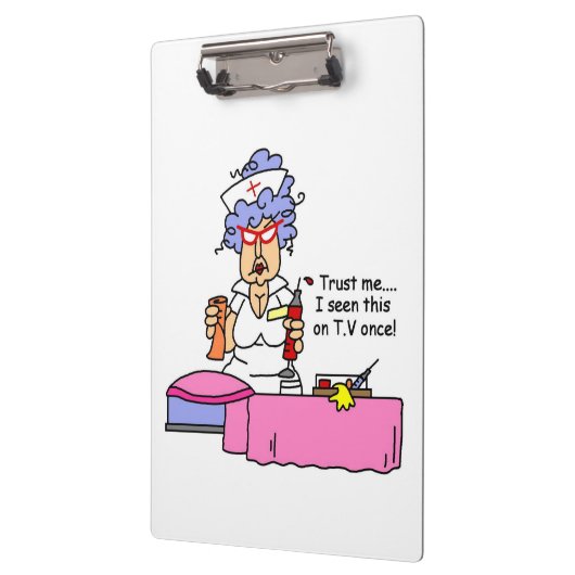 Grappige verpleegster leert van tv-klembord klembord (Links)