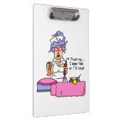 Grappige verpleegster leert van tv-klembord klembord (Rechts)