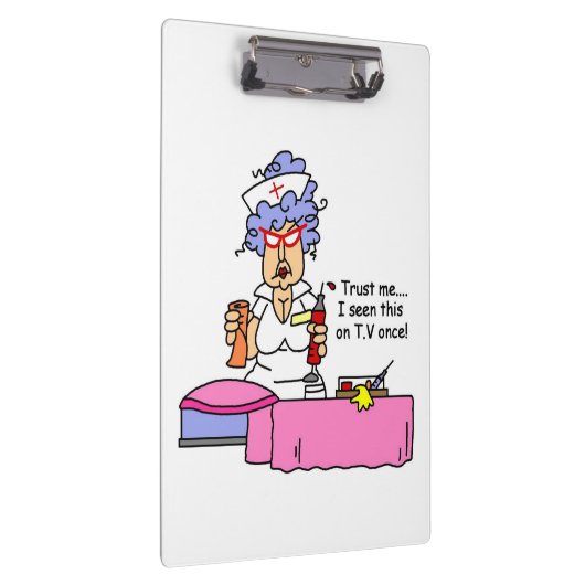 Grappige verpleegster leert van tv-klembord klembord (Rechts)