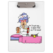 Grappige verpleegster leert van tv-klembord klembord (Voorkant)