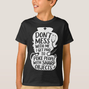 Grappige verpleegster prikt mensen met scherpe voo t-shirt