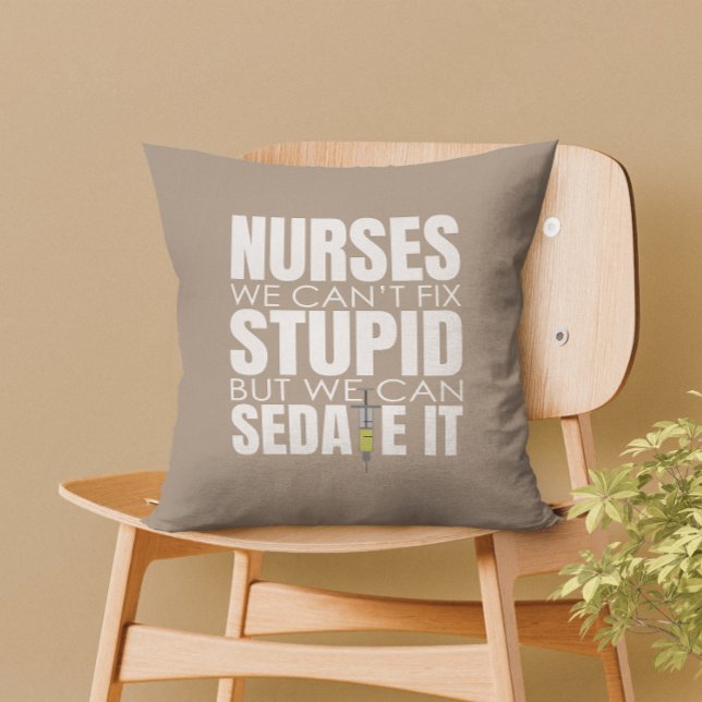 Grappige verpleegster, we kunnen niet dom passen kussen (Nurses can’t fix stupid, but we can sedate it – a perfect touch of humor for your home decor.)