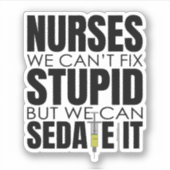 Grappige verpleegster, we kunnen niet dom passen sticker (Voorkant)