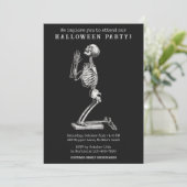 Grappige vintage skelet Halloween-feest uitnodigin Kaart (Staand voorkant)