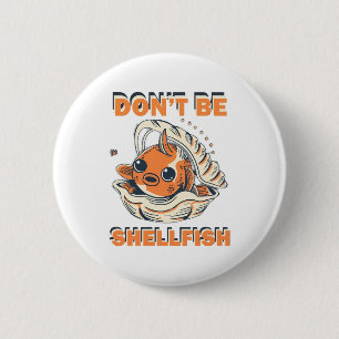 Grappige vis in een schelp kunst ronde button 5,7 cm