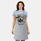 Grappige  vleermuis die daar hangt Halloween Schort (Gedragen)