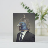 Grappige vogel in een zakenpak met een kooihoofd briefkaart (Staand voorkant)