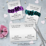 Grappige vrijgezellenfeest scrunchie houder gunst kaart<br><div class="desc">Creëer een grappige (en misschien wel noodzakelijke) scrunchie of paardenstaarthouder bachelorette feestvoordeelkaart met faux silver glitter en het gezegde OM JE HAAR TERUG TE HEBBEN EN TE HOUDEN en gepersonaliseerd met Name's Bachelorette Party in een moderne, chique handgeschreven scripttypografie en datum op de voorkant en een bedankbericht op maat op...</div>