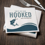 Grappige vrijgezellenfeest voor visser She's Got H Servet<br><div class="desc">Rol de pre-huwelijksfeestelijkheden binnen op volle zee met deze She's Got Him Hooked vrijgezellenfeest servet. Perfect voor visliefhebbers, voegt dit servet een leuke touch toe aan zijn feest aan de oceaan. Personaliseer het met een naam of evenementdetails voor een uniek feestcadeau. Geweldig voor een bootreis met de jongens terwijl je...</div>